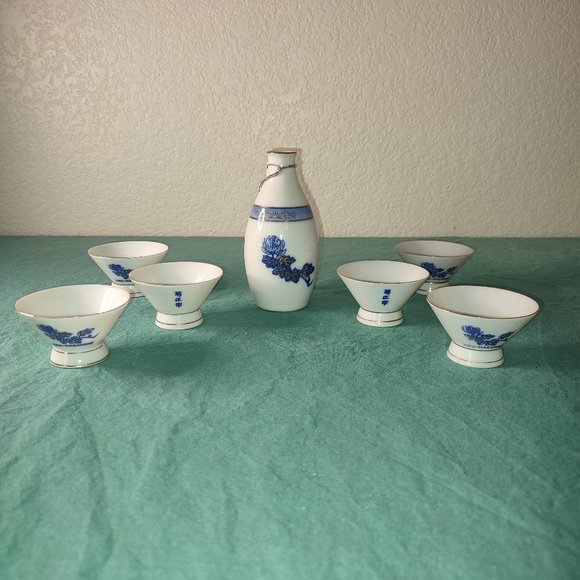 Fine Japanese Porcelain SAKE Set Bottle and 6 Cups Kiku Masamune signed Elegant - Picture 1 of 8